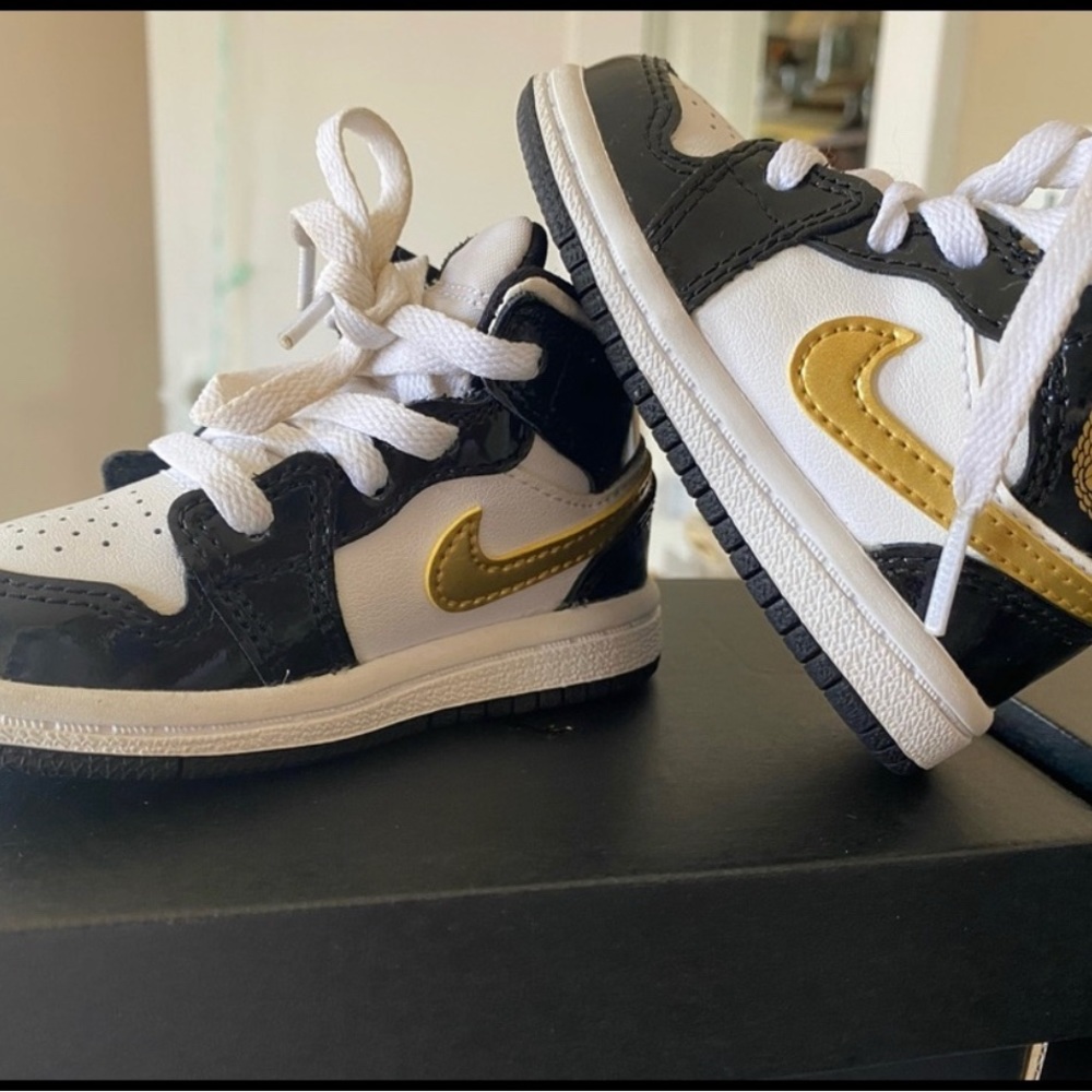 Jordan 1 mid SE